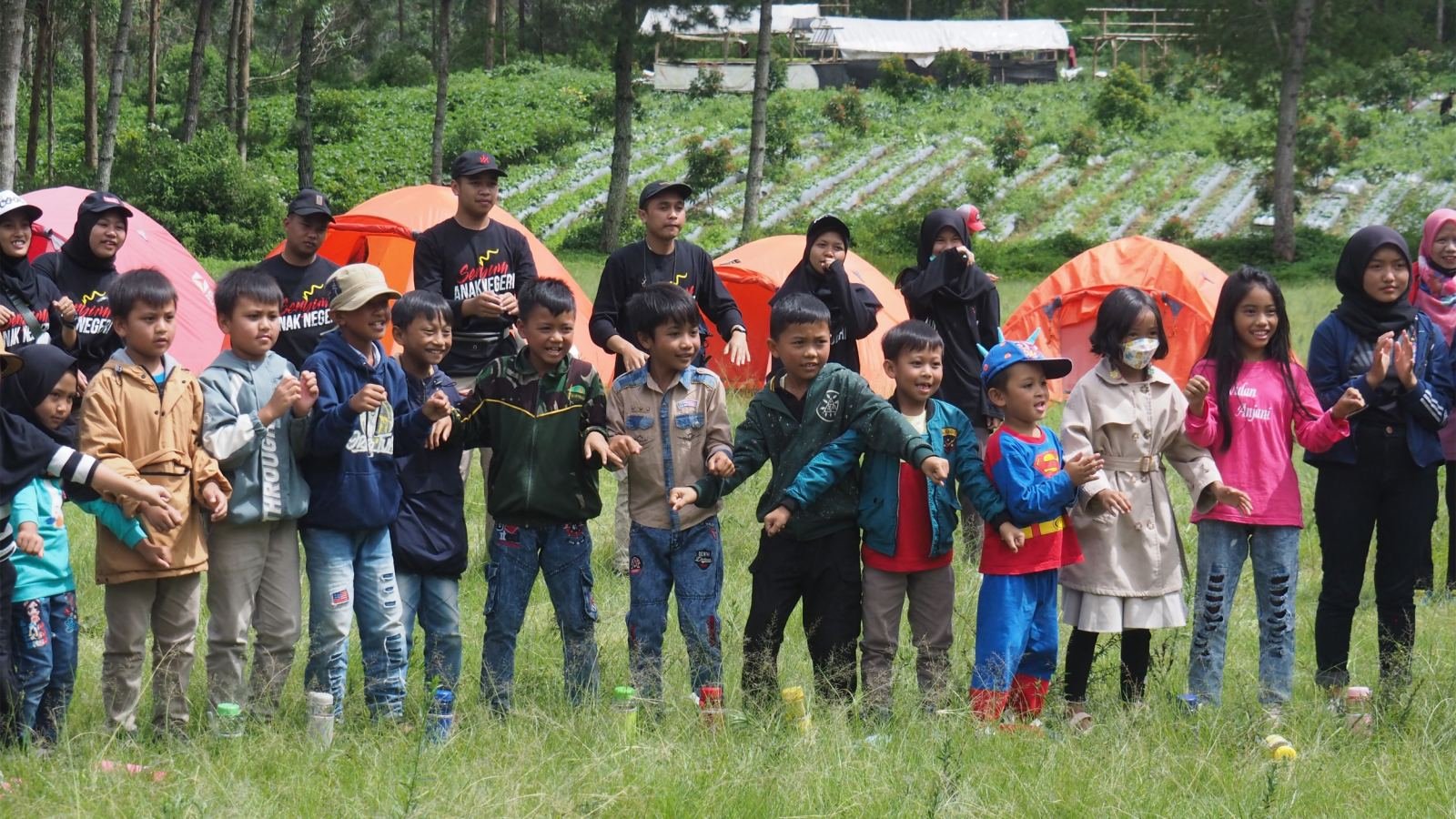 Senyum Anak Negeri #2 — Bukit Tunggul  Perjalanan berlanjut ke Bukit Tunggul, tempat kami hadir untuk berbagi, belajar, dan membangun kebersamaan bersama masyarakat di tengah alam yang asri.